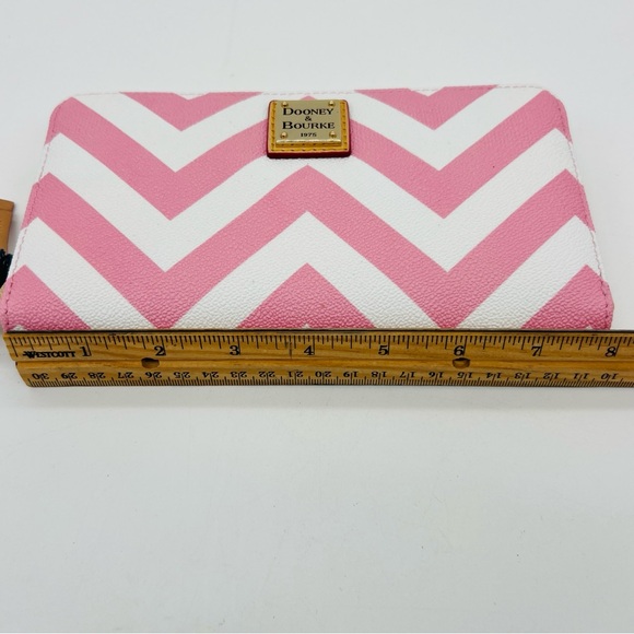 Dooney & Bourke Pink & White Chevron Large Wallet Wristlet NWT - Picture 7 of 8